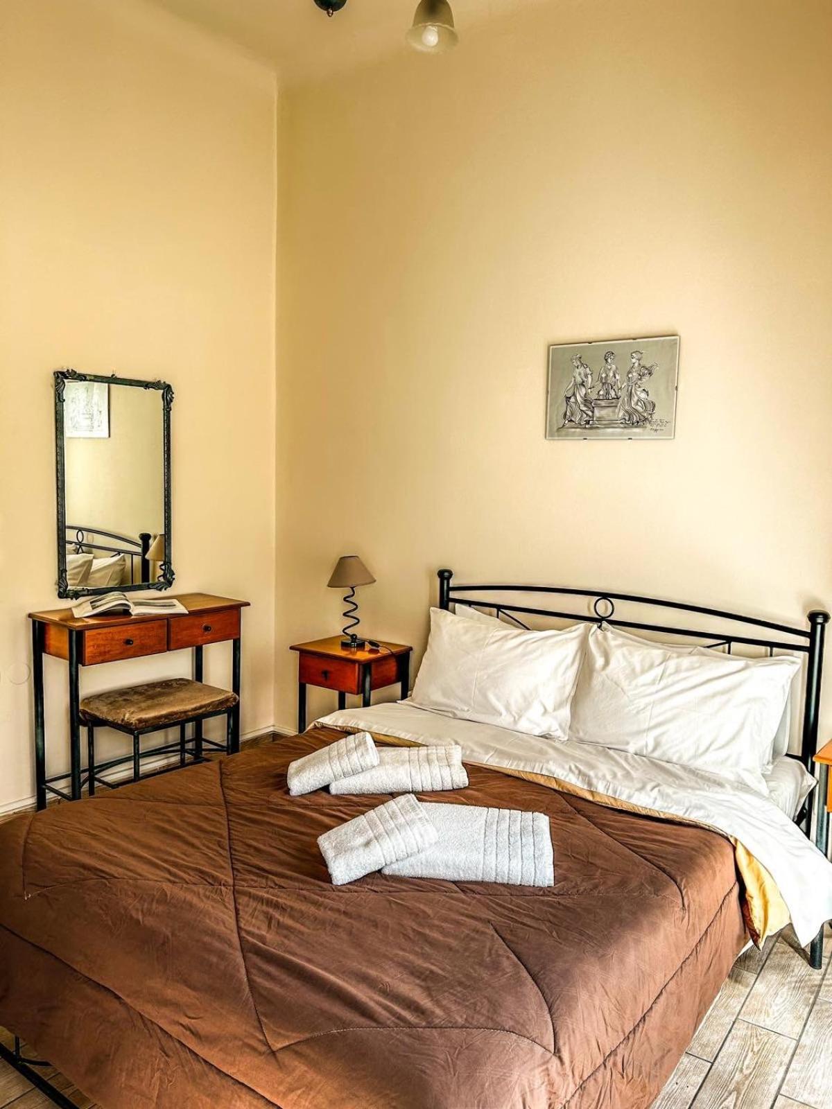 Central 9 Rooms Ermoupoli Zimmer foto